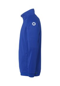 Blå lynlåsjakke med ståkrave, lavet af glat stof. Har et logo på venstre ærme og sidelommer.