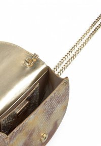 Bolso de bandolera metálico dorado con un exterior texturizado, que cuenta con una correa de cadena, cierre a presión y un compartimento interior para tarjetas.