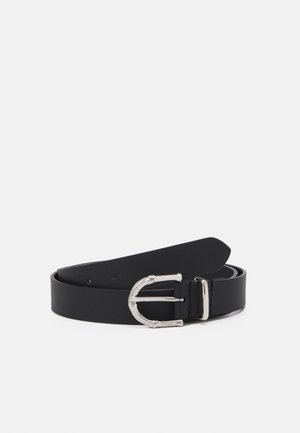 Ceinture en cuir noir roulée, avec une boucle en métal argenté à design incurvé et distinct, sur fond blanc uni.