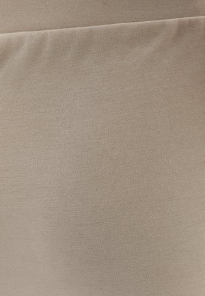 Tessuto elasticizzato beige con una texture liscia e fine. Presenta una leggera lucentezza e un sottile motivo a onde sulla superficie. Adatto per indumenti.