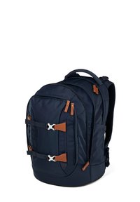 Mochila de color azul marino con tejido duradero, acentos de cuero marrón, correas ajustables, compartimentos seguros y un diseño elegante y estructurado.