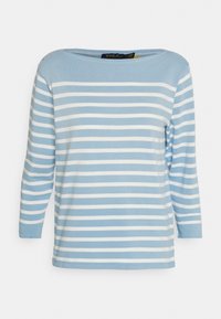 Chemise à manches longues rayée bleu et blanc avec un large col bateau, fabriquée en tissu doux. Présente des rayures uniformes et une coupe décontractée.