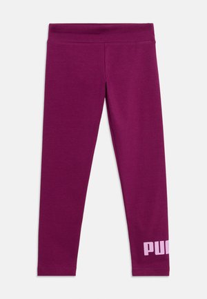 Leggings longs magenta foncé avec une large ceinture et un logo partiel "PUMA" rose clair sur la partie inférieure de la jambe gauche.