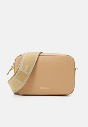 Borsa a tracolla rettangolare in pelle marrone con ampia tracolla in tessuto beige che presenta grandi lettere e un piccolo logo dorato del brand al centro anteriore.