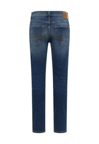 Mörkblå denimjeans med rak passform, med en normalhög midja, två bakfickor med dekorativ sömnad och en läderetikett på midjebandet.