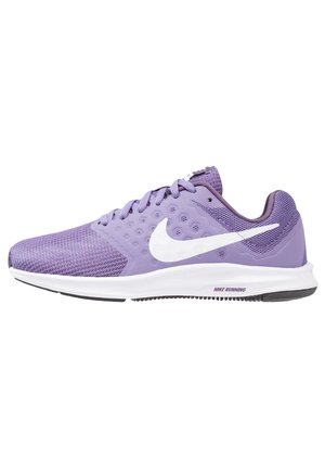 Lilla Nike løbesko med hvid swoosh-logo og hvid sål, mesh og tekstureret overdel, set fra siden på hvid baggrund.