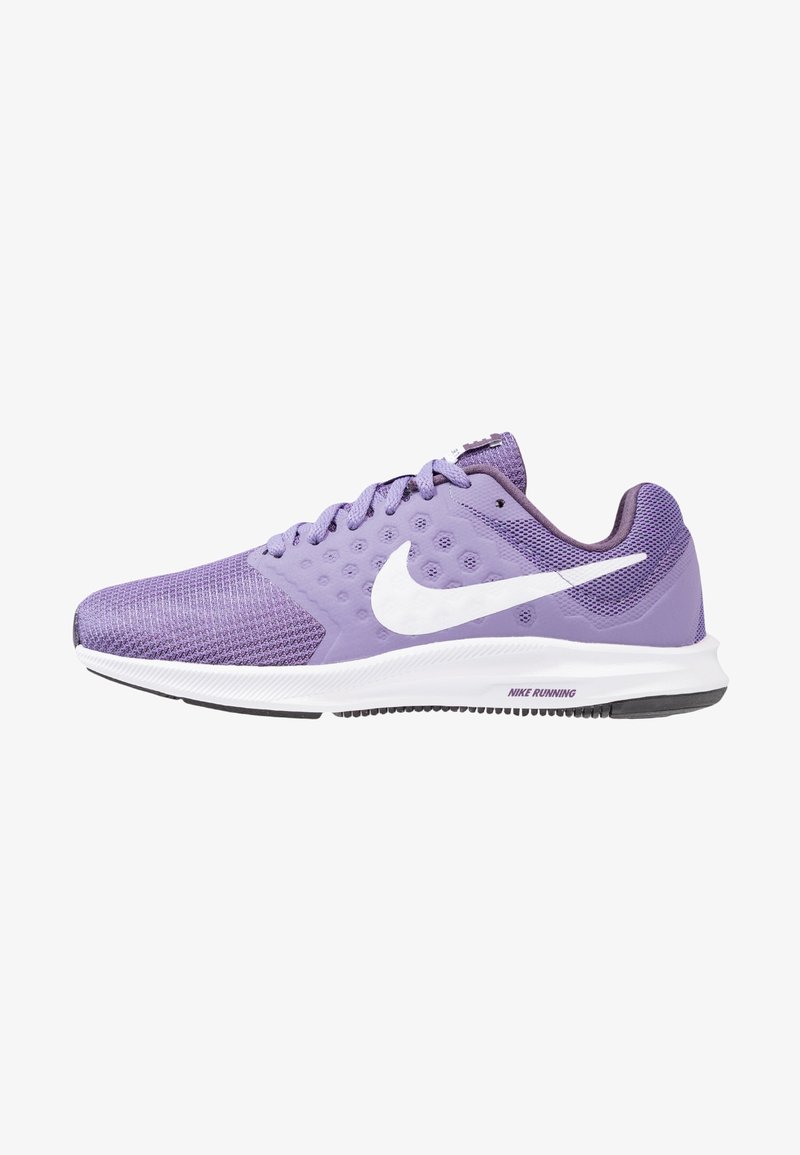 Chaussure de course Nike violette avec logo swoosh blanc et semelle blanche, tige en mesh texturé, vue de côté sur fond blanc.