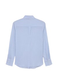 Camicia a maniche lunghe azzurra con strisce verticali bianche, polsini con bottoni, patta posteriore e orlo arrotondato. Realizzata in tessuto lavorato.