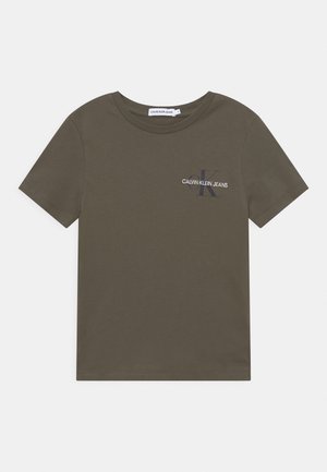 Olivengrøn bomulds T-shirt med rund hals, korte ærmer og et frontlogo med "CALVIN KLEIN JEANS" samt et stiliseret "K."