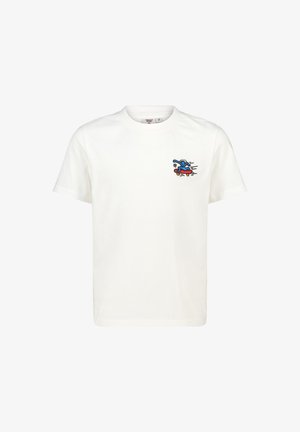 Camiseta blanca de algodón con cuello redondo. Presenta un personaje de dibujos animados bordado en azul sobre una patineta roja en el lado izquierdo del pecho.