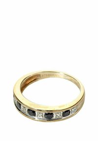 Zlatý prsteň s hladkým pásikom, na ktorom sa striedajú čierne drahokamy a diamantové akcenty, zasadený do leštenej strieborné inlay.