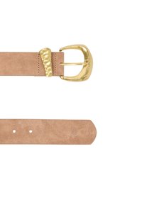 Suede-Gürtel in hellem Beige mit einer geschmiedeten goldfarbenen Metallschnalle. Er hat eine glatte Oberfläche, fünf Löcher und ein gerade geschnittenes Ende.