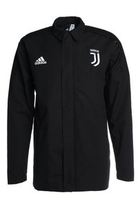 Czarna kurtka Adidas z długimi rękawami, logo Juventus po prawej stronie klatki piersiowej oraz logo Adidas po lewej stronie klatki piersiowej, z kołnierzem typu stójka.