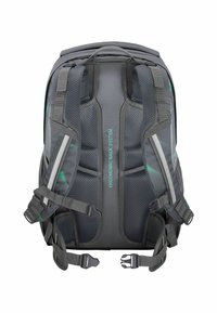 Sac à dos ergonomique gris avec des bretelles rembourrées, des détails en maille, des boucles réglables et un accent vert avec le texte "SYSTÈME DE DOS ERGONOMIQUE".