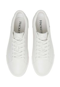 Zapatillas blancas con parte superior de cuero suave, punta redondeada y cordones planos. Presentan un logotipo sutil en la lengüeta y en un lado.