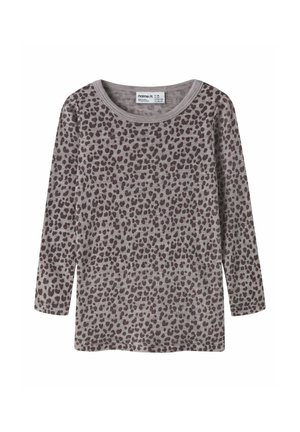Chemise à manches longues pour enfants avec col rond et imprimé léopard foncé sur tissu gris clair.