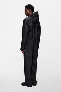 Must veekindel kombinesoon, millel on kapuuts, elastne vöökoht ja sirged sääred. Kangas on sileda tekstuuriga, mustrite jälgi pole näha.