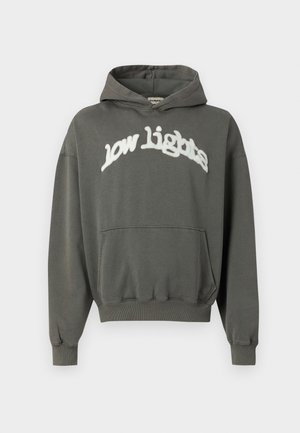 Ciemnoszara bluza z kapturem, z przednią kieszenią kangurką i białym wypukłym logo z napisem "low lights" na piersi.