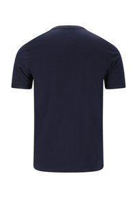 T-paita tummansinisestä puuvillasta, jossa on pyöreä kaula-aukko, lyhyet hihat ja yksinkertainen selkäosa. Suuri pinta, jossa ei ole kuvioita tai korostuksia.