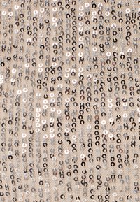 Tessuto in sequins di colore beige, caratterizzato da sequins circolari lucidi in argento e nero disposti in linee verticali, creando una superficie testurizzata.