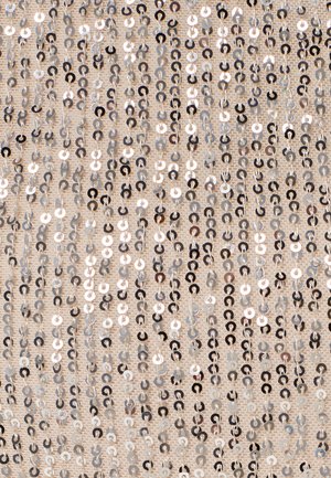 Paillettenstoff mit beigem Untergrund und mehreren Reihen glänzender silberner und schwarzer runder Pailletten, die eine strukturierte, reflektierende Oberfläche erzeugen.