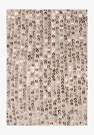 Paillettenstoff mit beigem Untergrund und mehreren Reihen glänzender silberner und schwarzer runder Pailletten, die eine strukturierte, reflektierende Oberfläche erzeugen.