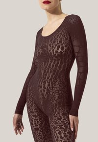 Mörkröd bodysuit med långa ärmar, med en texturerad mönsterdesign och utskärningar. Mjuk material med en figurnära passform.