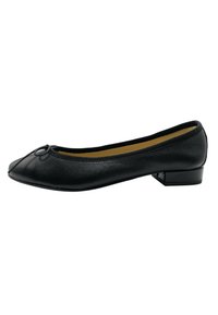 Ballerina nera in pelle con punta arrotondata, caratterizzata da un piccolo nodo decorativo e un tacco a blocco basso. Superficie lavorata e silhouette snella.