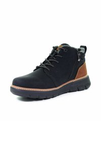 Bottines noires et brunes avec lacets, fermeture éclair sur le côté, col rembourré et semelle épaisse sur fond blanc.