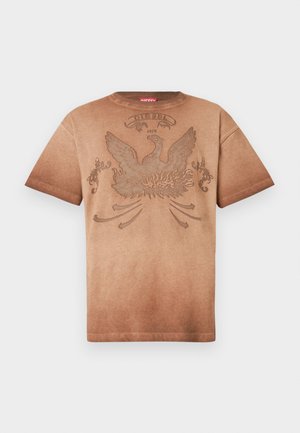 T-shirt marron à manches courtes avec un grand motif d'aigle en relief et le texte "Diesel 1978" sur le devant, présentant un effet de dégradé estompé.