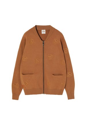 Cardigan marron avec fermeture éclair, featuring des motifs de ours brodés, col à côtes, poignets et ourlet côtelés, et deux poches avant. Texture douce.
