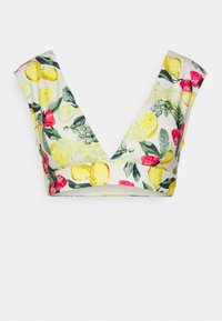 Top cropped com decote em V, feito de um tecido elástico com fundo branco decorado com ilustrações coloridas de frutas e folhas verdes.