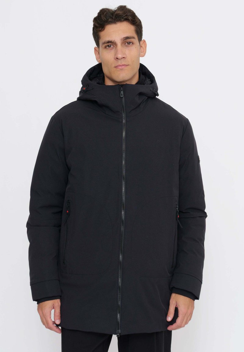 Schwarze Steppjacke mit Kapuze, ausgestattet mit einem Frontreißverschluss, seitlichen Reißverschlusstaschen und einer glatten Textur. Minimalistisches Design ohne Muster.