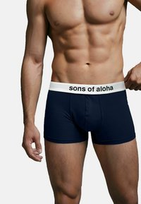 Boxer in microfibra blu navy realizzati in morbido tessuto con elastico bianco in vita con la scritta "sons of aloha" in nero.