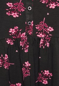 Abito di stoffa nera con stampa floreale rosa, dotato di chiusura con bottoni e dettaglio in vita arricciato. Texture morbida con vestibilità rilassata.
