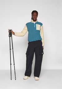 The North Face YUMIORI 1/4 ZIP - Flísová bunda - space/gravel/blue eclipse