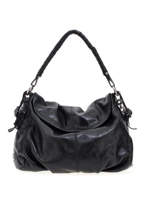 Schwarze Handtasche aus weichem Leder mit genähten Nähten, einem gebogenen, gepolsterten Griff und Metallbeschlägen an beiden Seiten, liegend auf weißem Hintergrund.