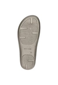 Suola di scarpa in gomma grigia con superficie strutturata, multiple trame di presa e dettagli del logo con indicazione della taglia, progettata per comfort e supporto.