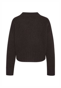 Pull court en maille de couleur marron foncé avec une texture côtelée. Comprend des manches longues et un col rond, idéal pour le superposition.