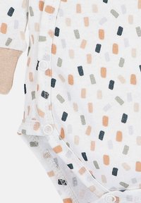 Weißer Babystrampler mit buntem rechteckigem Konfetti-Muster und beigem Bündchen, ausgestattet mit Druckknöpfen an der Seite und am Boden.