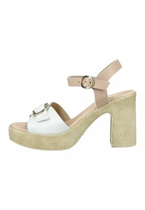 Sandalia de plataforma beige y blanca con tacón grueso de bloque tejido, correa en el tobillo con hebilla dorada y hebilla decorativa en la correa delantera.