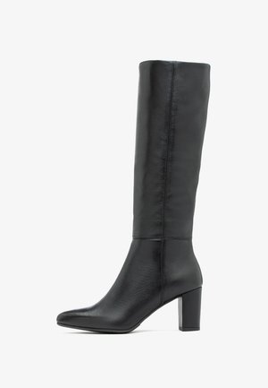 Czarne skórzane kozaki do kolan z wąskim noskiem i blokowym obcasem. Cholewka ma gładką teksturę i subtelne detale szwów.