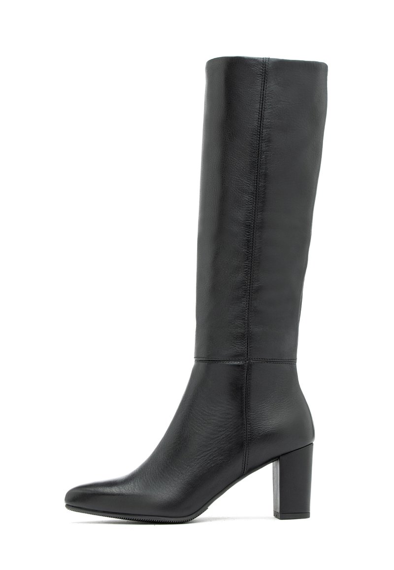 Czarne skórzane kozaki do kolan z wąskim noskiem i blokowym obcasem. Cholewka ma gładką teksturę i subtelne detale szwów.