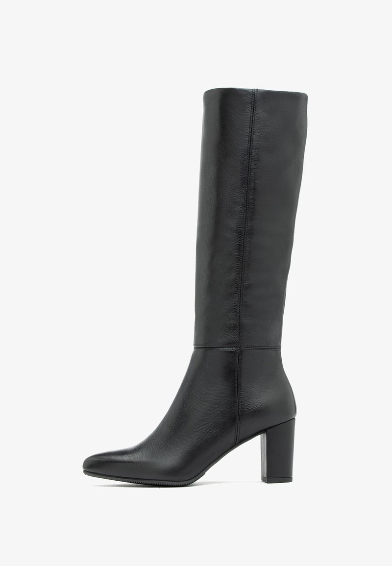 Czarne skórzane kozaki do kolan z wąskim noskiem i blokowym obcasem. Cholewka ma gładką teksturę i subtelne detale szwów.