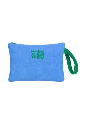 Niebieski prostokątny materiałowy woreczek z zielonym zamkiem błyskawicznym i paskiem na nadgarstek, z zielonym logo "Billabong" oraz dwoma kwiatowymi wzorami z przodu.