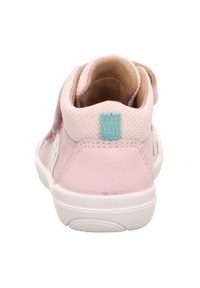Rosa Wildleder- und Mesh-Sneaker mit einer weißen Gummisohle, ausgestattet mit einem türkisfarbenen Akzent an der Ferse und durchbrochenen Details an den Seiten.