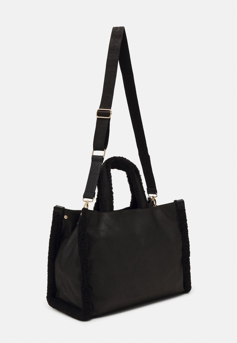Sac à main rectangulaire noir avec bords texturés doux, doubles poignées et bandoulière réglable avec boucles métalliques.