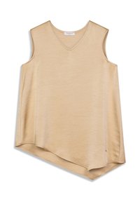 Haut beige sans manches avec un col en V ; texture douce et lisse ; ourlet asymétrique ; marque minimaliste sur le côté inférieur.