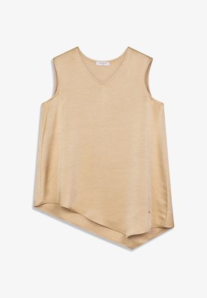 Haut beige sans manches avec un col en V ; texture douce et lisse ; ourlet asymétrique ; marque minimaliste sur le côté inférieur.