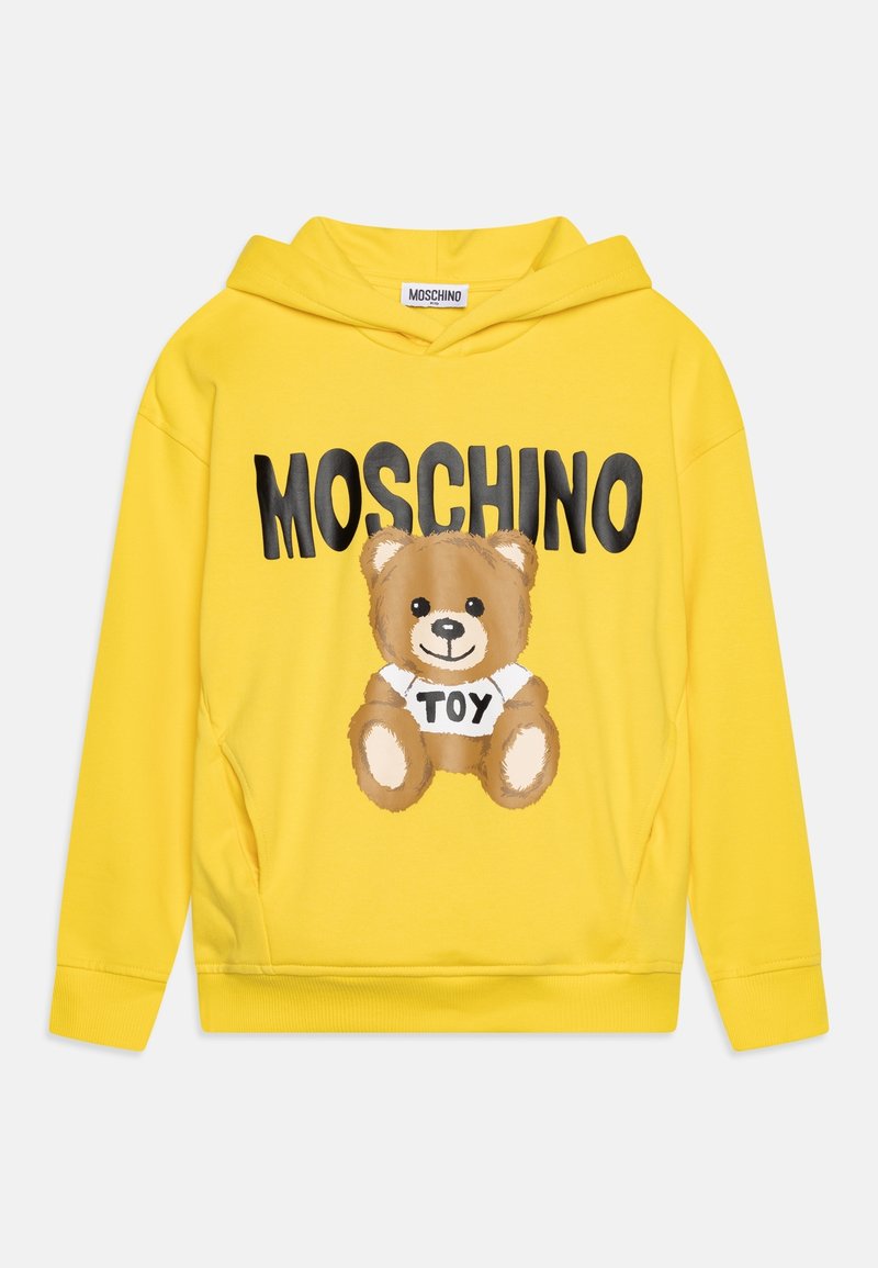 Felpa gialla con cappuccio, caratterizzata da una grafica di un orsetto marrone con la scritta "MOSCHINO TOY". Realizzata in tessuto morbido con polsini e orlo a costine.